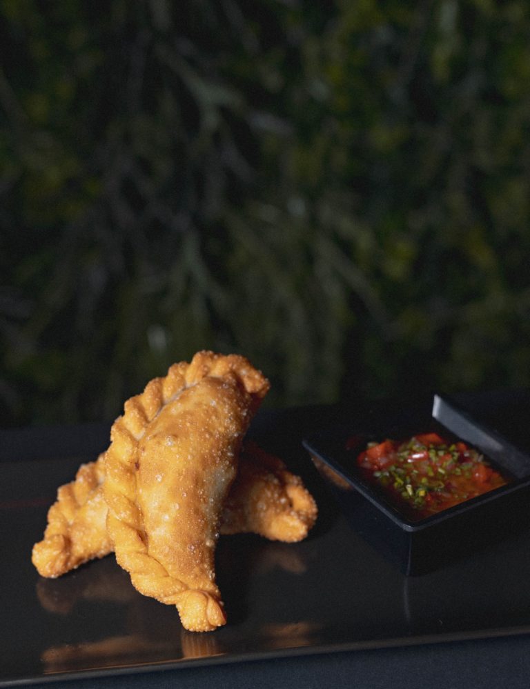 Empanada de entraña a la brasa con trempó y lima