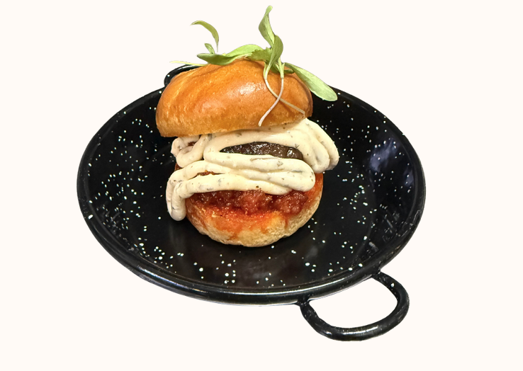 Brioche tostado de sobrasada a la miel, mermelada de dátiles y mayonesa de chimichurri
