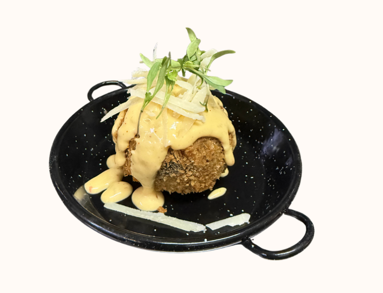Bomba de morcilla con corazón de brie y mayonesa de mango y Tajín